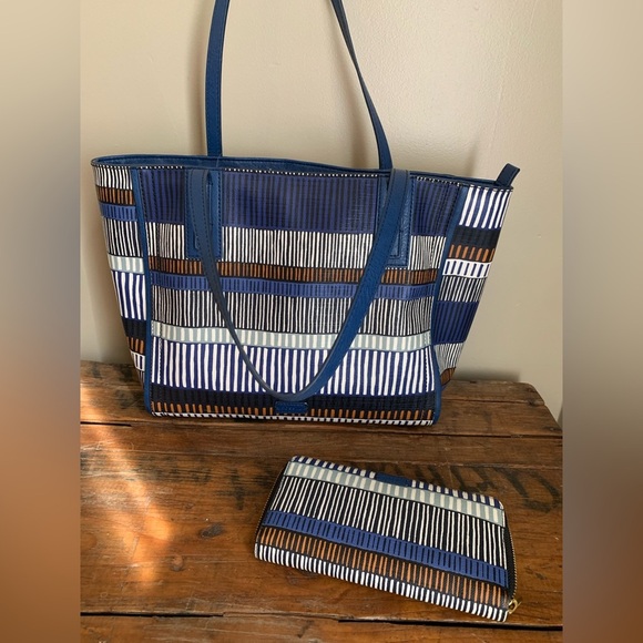 Fossil Emma Tote with matching wallet
Blue and brown pattern - Picture 12 of 16